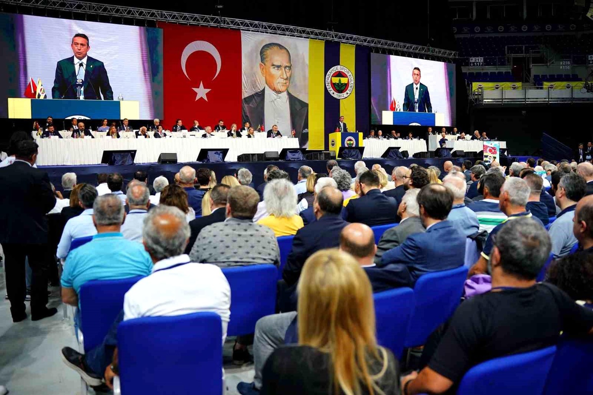Fenerbahçe Başkanı Ali Koç, Türkiye\'yi iyi bilen bir Türk hocayla çalışmak istediklerini söyledi