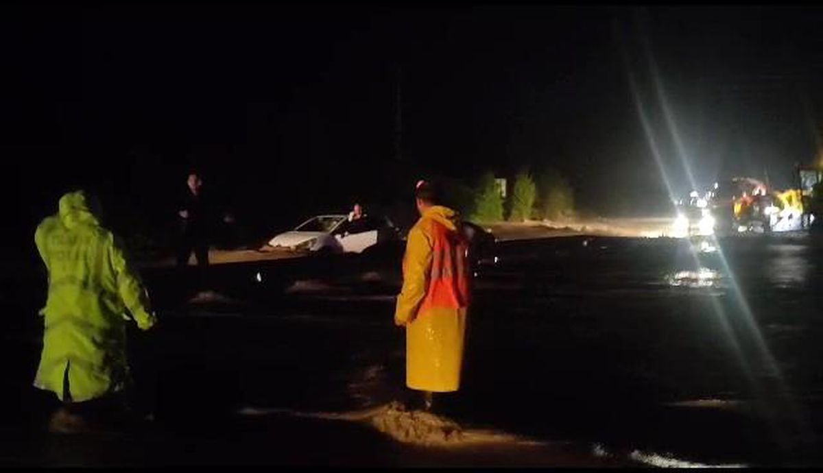 Amasya\'da sel yolu kapattı, araçlar yolda mahsur kaldı