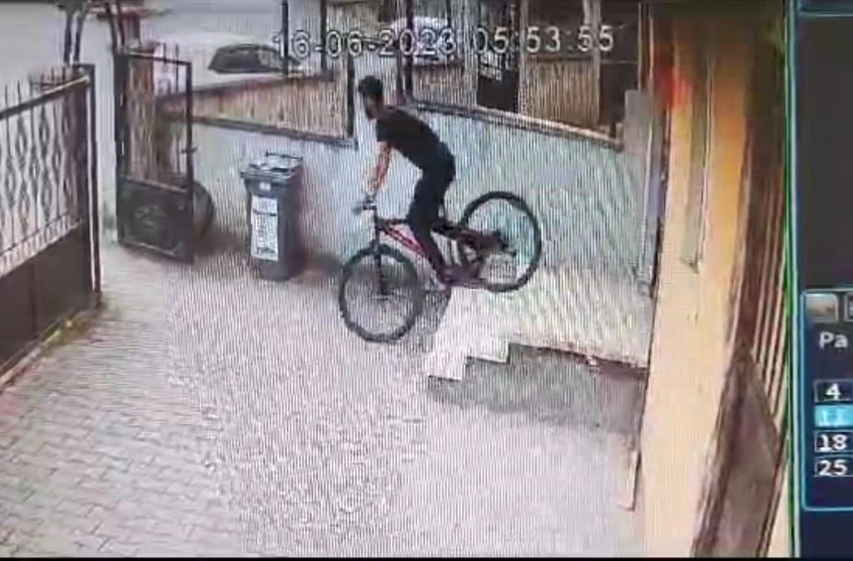 Bursa\'da Bisiklet Hırsızlığı Güvenlik Kamerasına Yansıdı