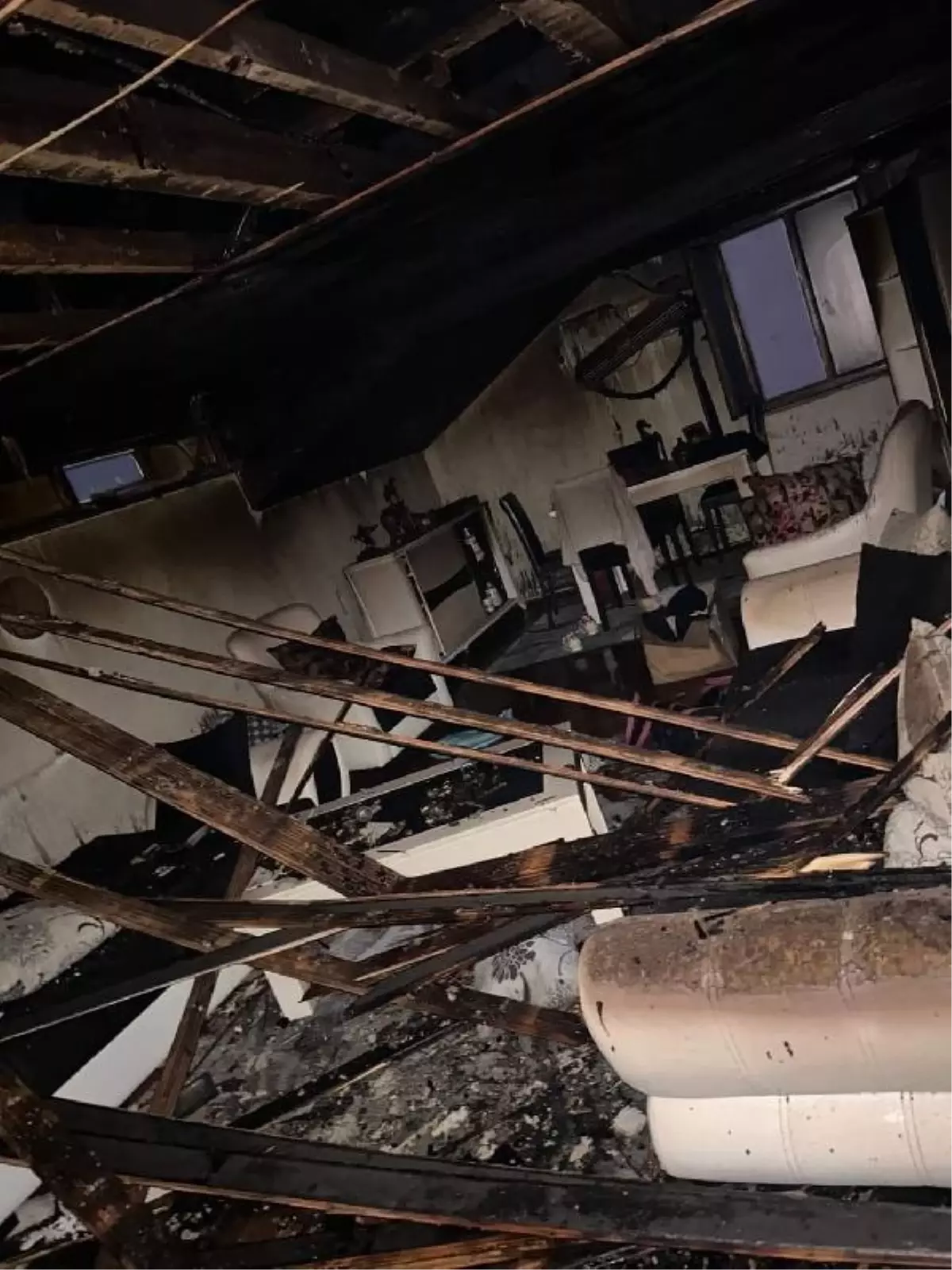Körfez'de yıldırım çarpan apartmanın en üst katındaki daire yandı