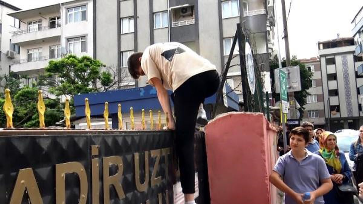 YKS\'na geç kalan öğrenci kapıya tırmanarak içeriye girmeye çalıştı