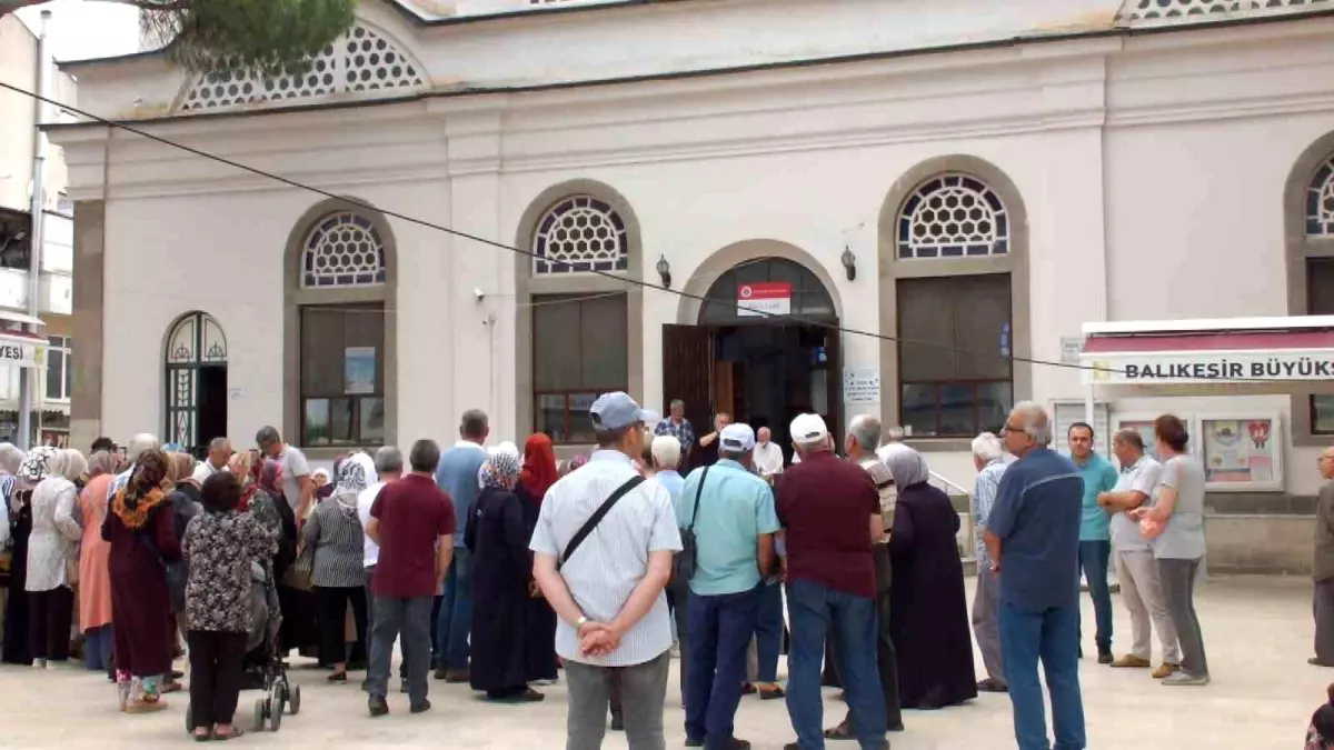 Burhaniye\'de Hacı Adaylarına Coşkulu Uğurlama Töreni