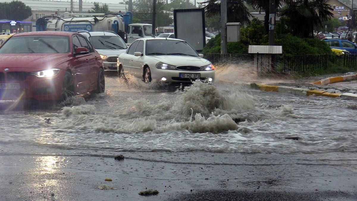Balıkesir\'in Bandırma ilçesinde sağanak sonrası cadde ve sokaklar göle döndü
