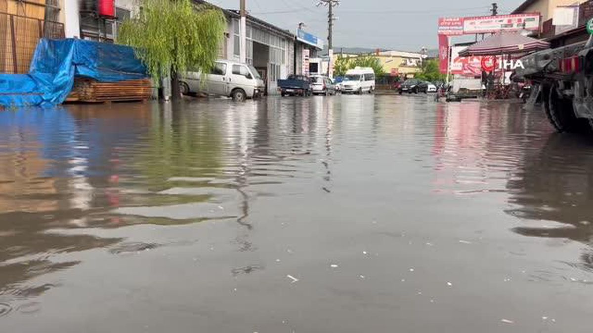 Bartın'da etkili sağanak sonrası yollar göle döndü