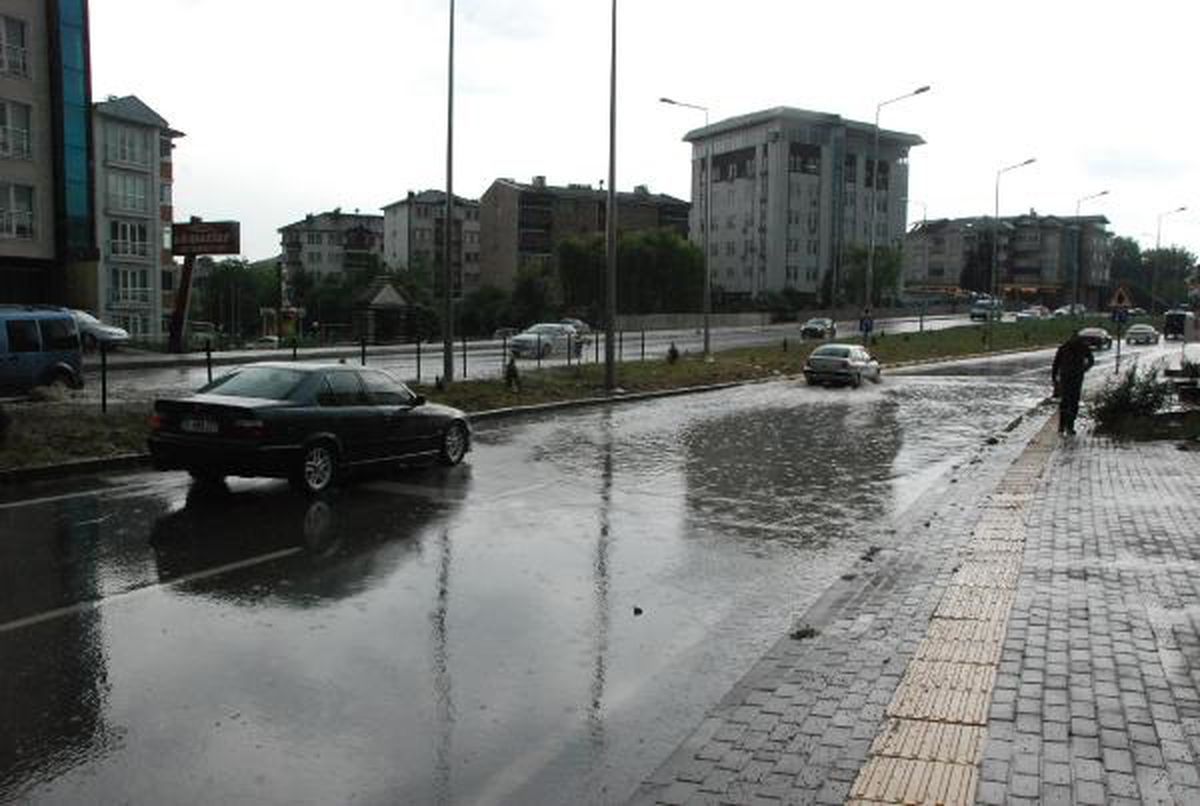Bartın\'da Sağanak Yağış Yolları Su Bastı