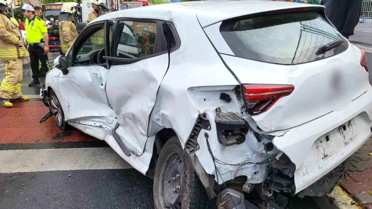 Beşiktaş\'ta Servis Aracı ile Otomobil Çarpıştı: 4 Yaralı