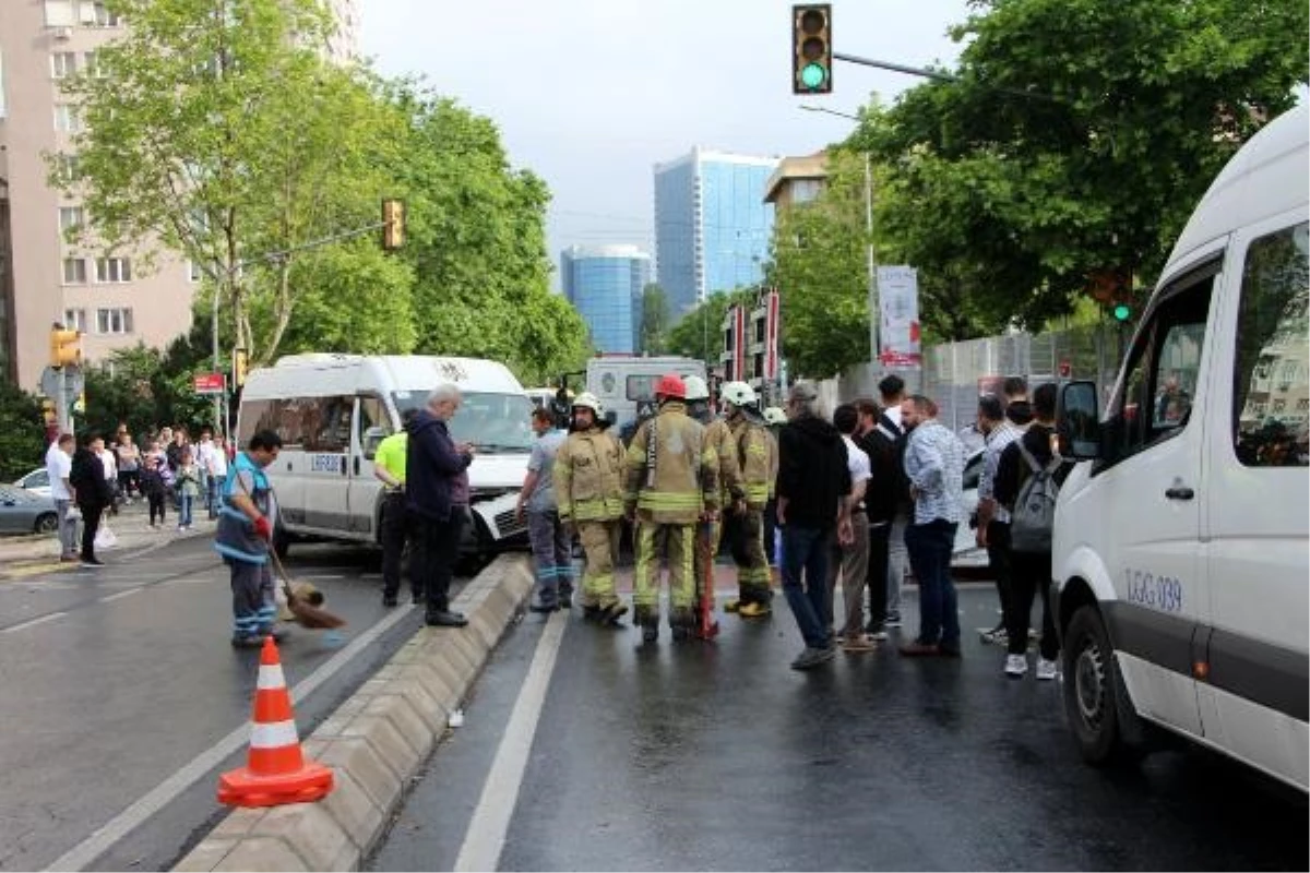 Beşiktaş\'ta servis minibüsü kaza yaptı: 4 yaralı