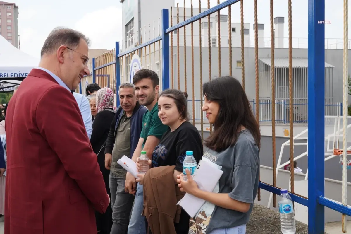 Beylikdüzü Belediye Başkanı YKS öncesi öğrencilere yardım etti