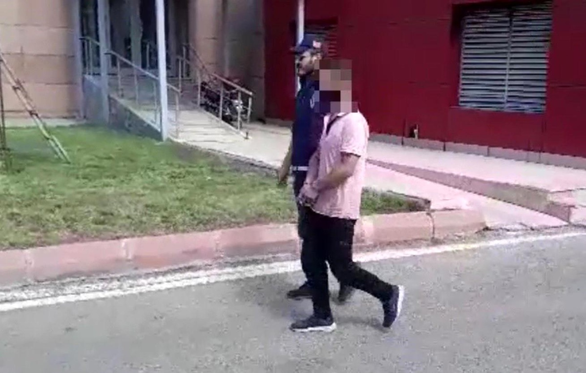 Gaziantep\'te araç içerisinde bisiklet çalan hırsız güvenlik kameralarına yansıdı