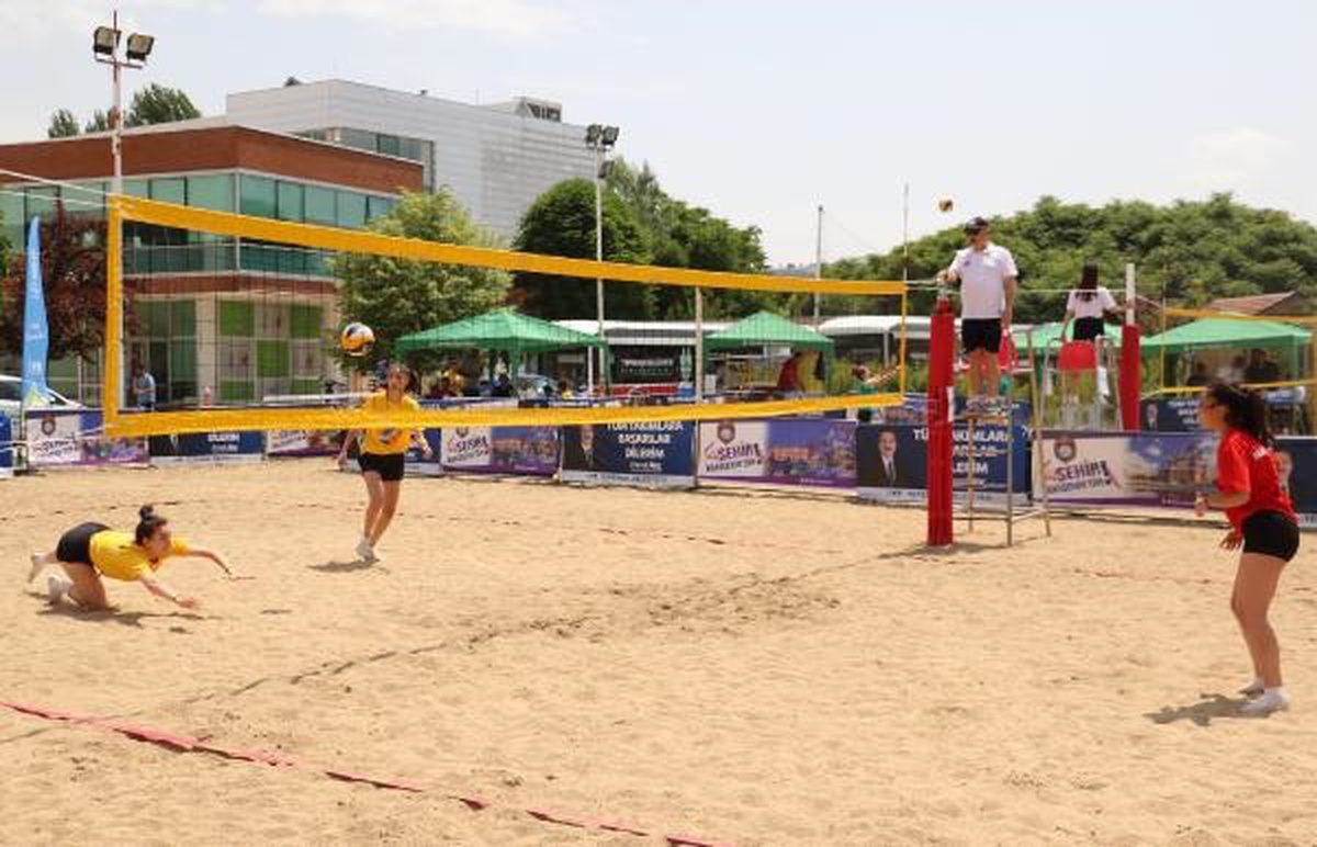 Bozkırın ortasında plaj voleybolu heyecanı
