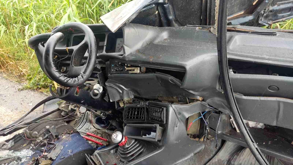 Balıkesir\'de TIR\'a arkadan çarpan otomobilde 2 kişi sıkıştı