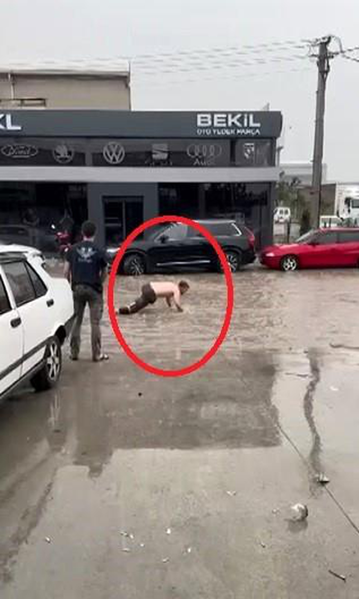İnegöl\'de Sağanak Yağmur Hayatı Felç Etti