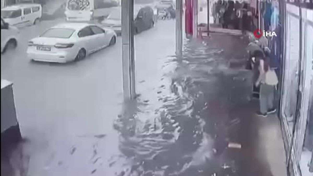 Bursa'da Şiddetli Yağış Esnafa Zor Anlar Yaşattı