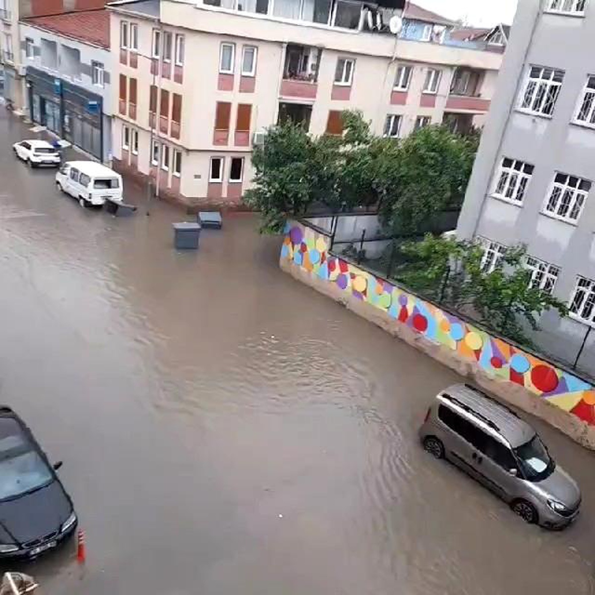 İnegöl\'de Şiddetli Yağış Hayatı Felç Etti