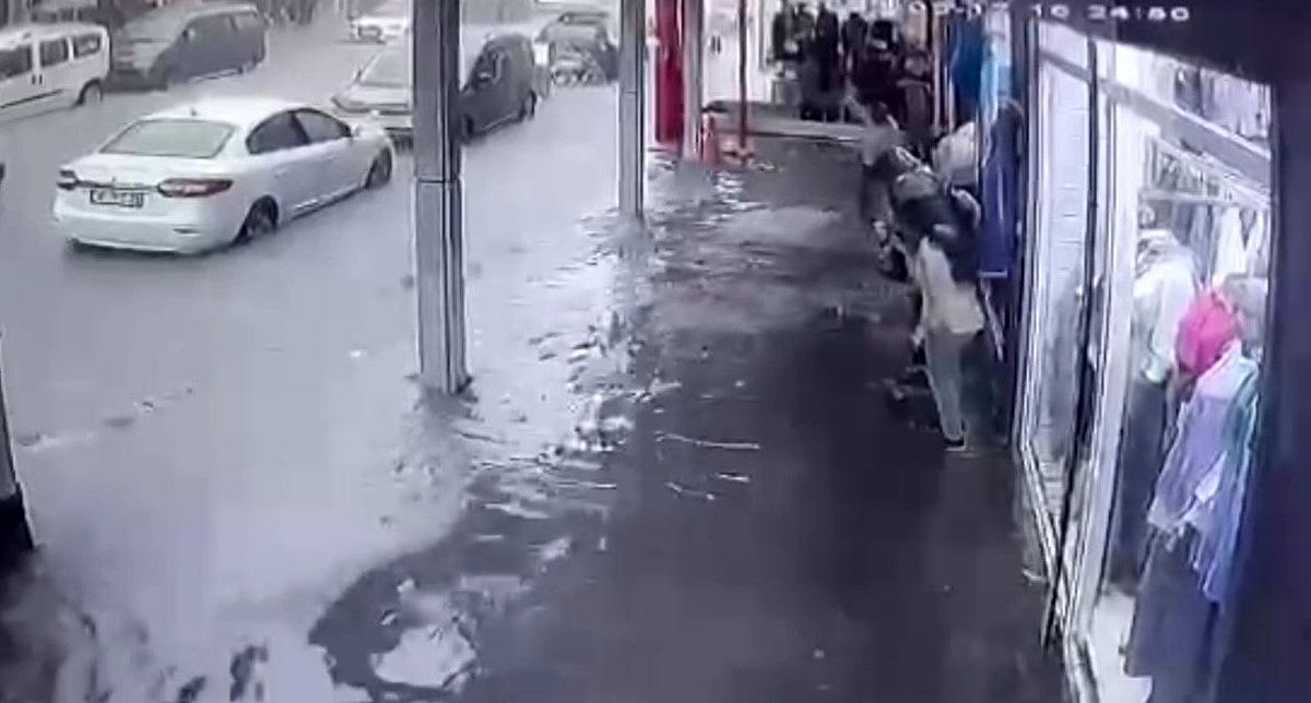 Bursa\'da Şiddetli Yağış Esnaflara Zor Anlar Yaşattı