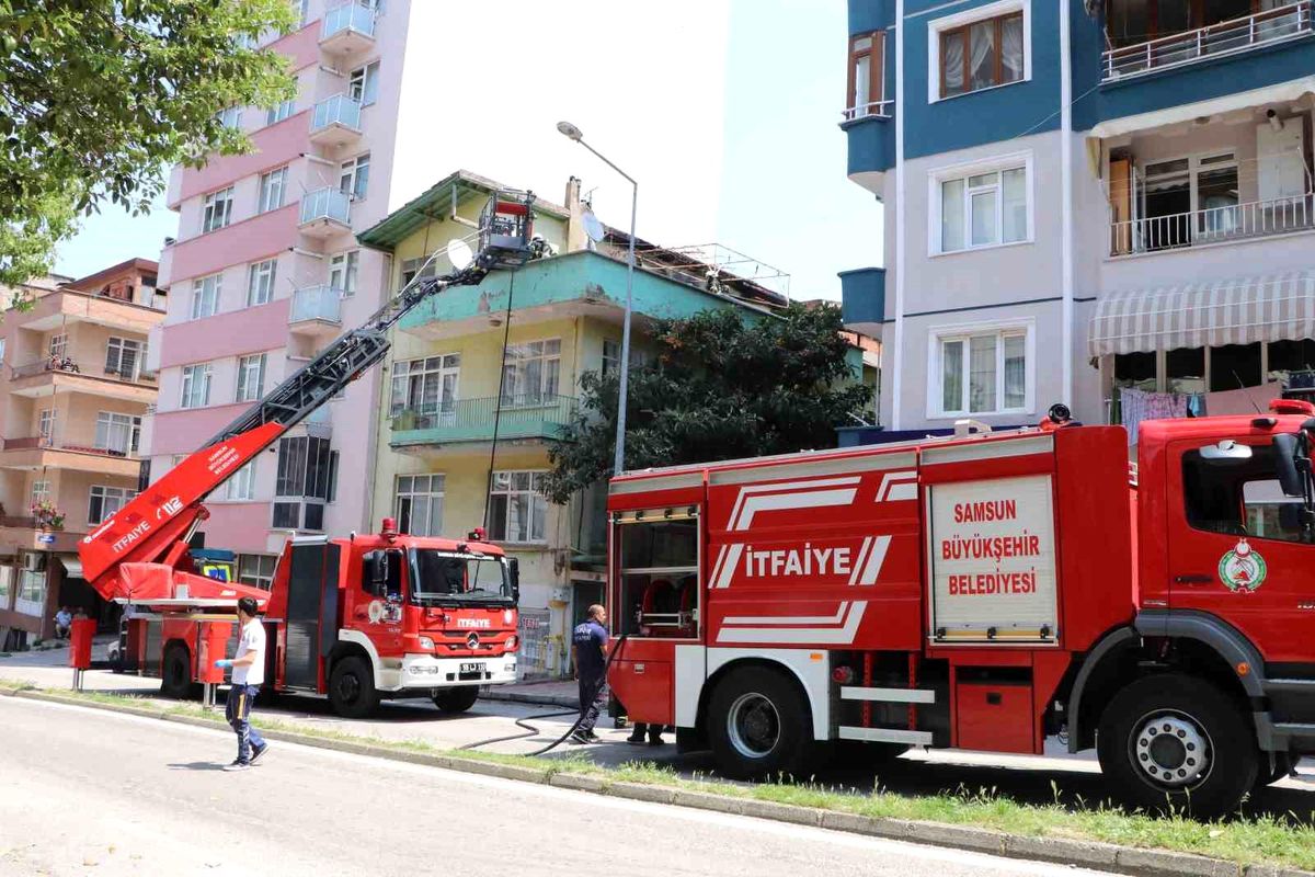 Samsun\'da Yabancı Uyruklu Çocuklar Çatıyı Çakmakla Yaktı