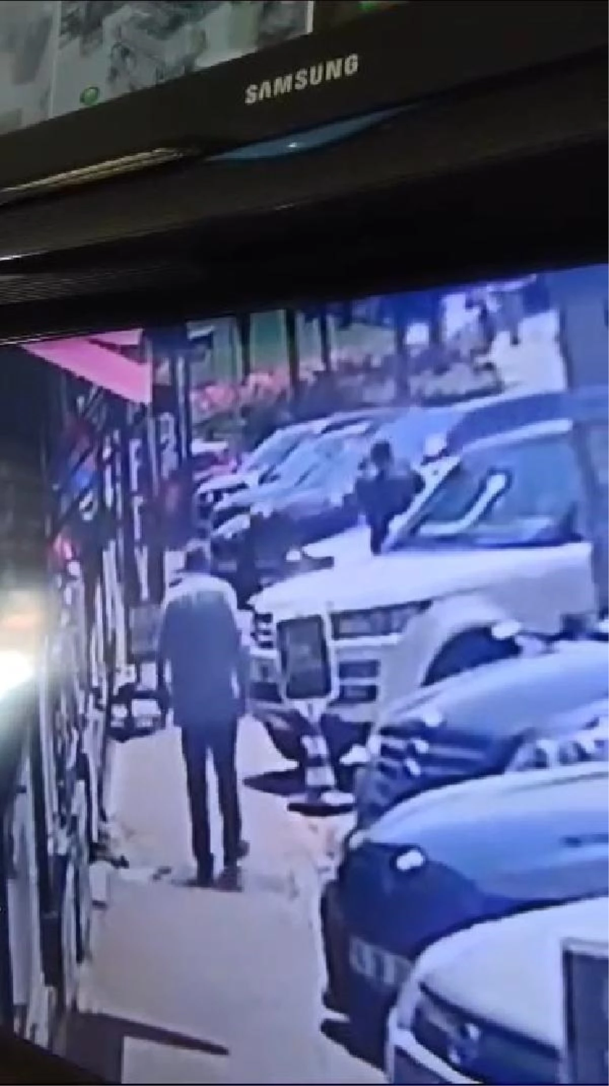 Çekmeköy\'de Cip Sürücüsü Pastaneye Daldı: 5 Kişi Yaralandı