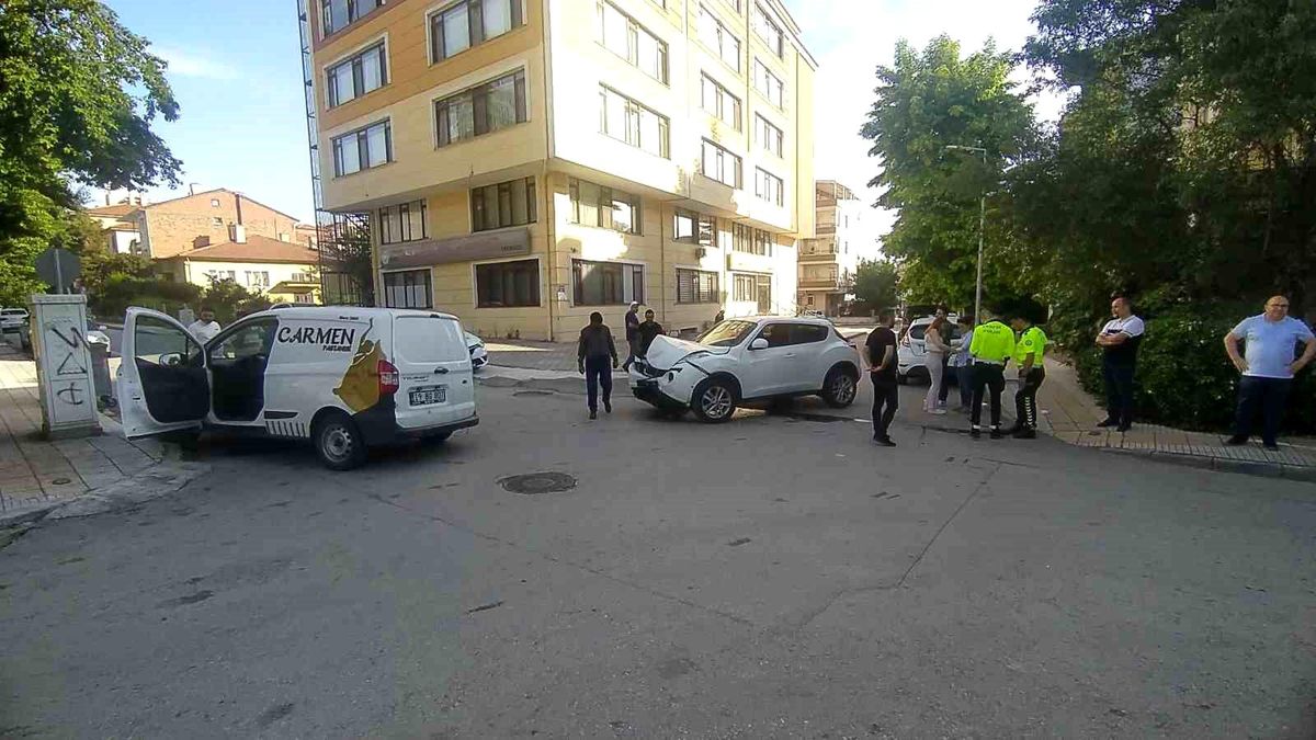 Çorum\'da Cip ile Hafif Ticari Araç Çarpıştı: 1 Yaralı