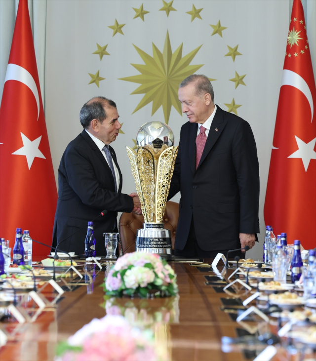 Cumhurbaşkanı Erdoğan, Galatasaray'ı siyasetten uzak durduğu için takdir etti: Bu tavrınızı sürdürmenizi bekliyorum
