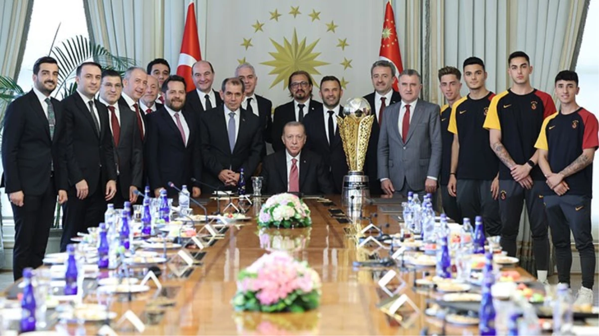 Cumhurbaşkanı Recep Tayyip Erdoğan, Galatasaray\'ı siyasetten uzak durduğu için takdir etti