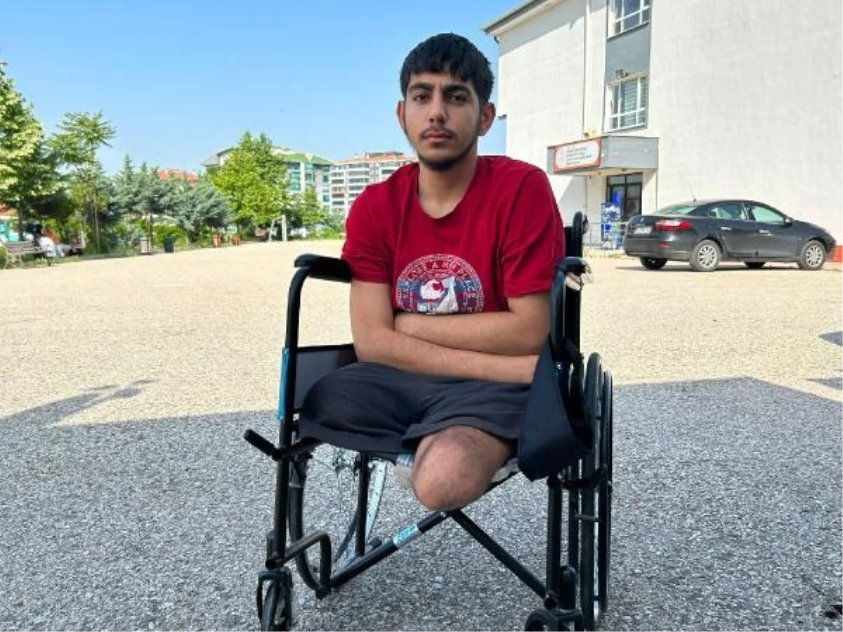 Depremde iki bacağını ve annesini kaybeden genç, tekerlekli sandalye ile üniversite sınavına girdi