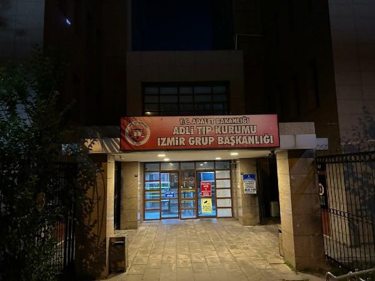 Urla\'da bir pansiyonda genç kadın kabloyla boğularak öldürüldü, kocası kayıp