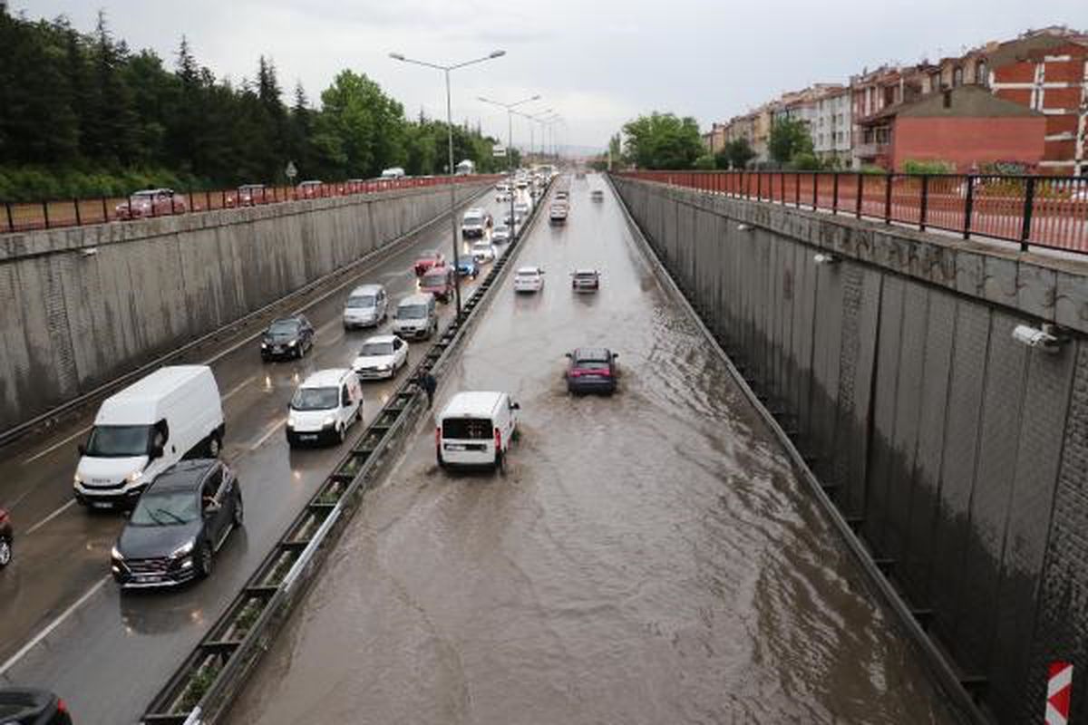 Eskişehir\'de Sağanak Yağış Cadde ve Sokakları Suyla Doldurdu
