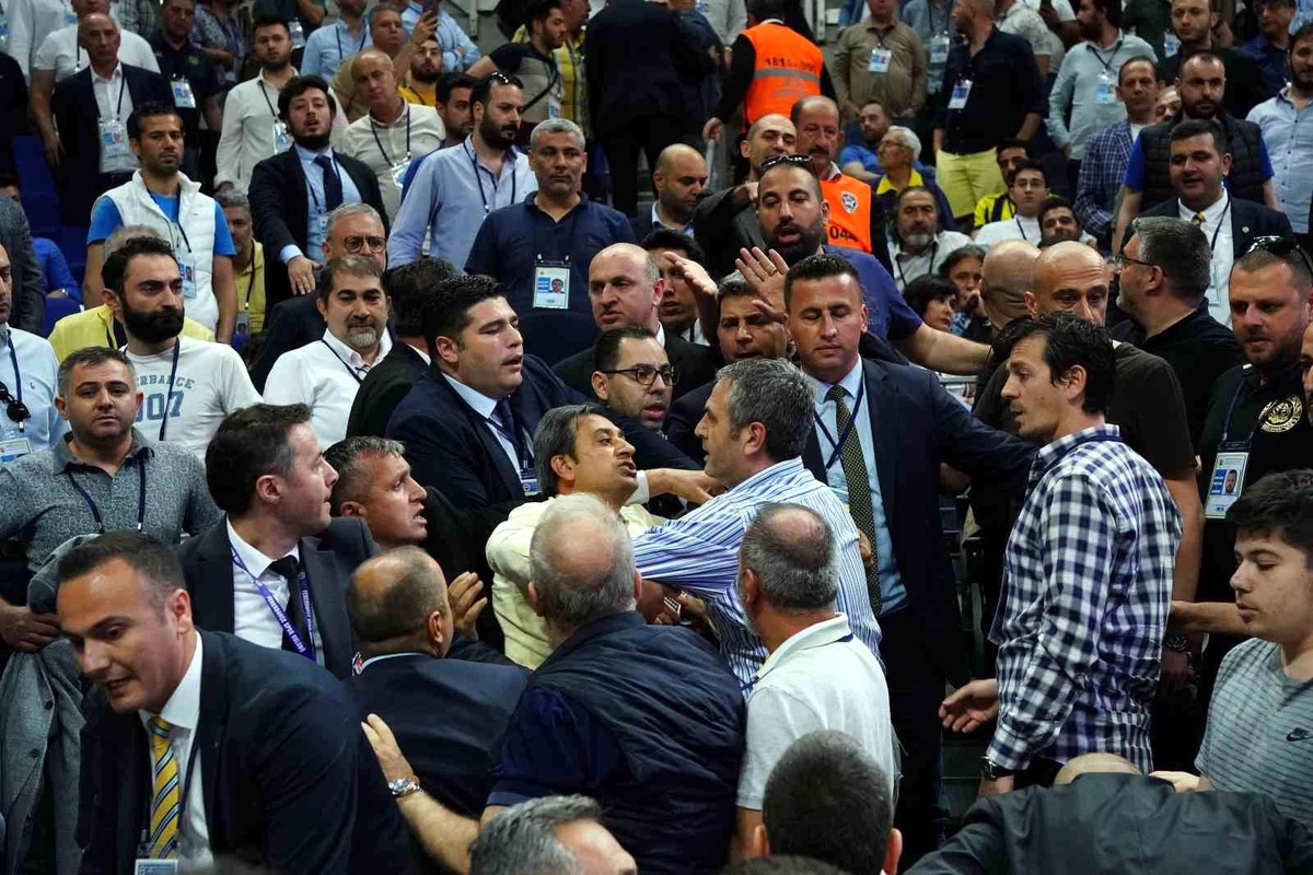Fenerbahçe\'nin 2022 Yılı Olağan Mali Genel Kurul Toplantısı\'nda Başkan Ali Koç\'un konuşması sırasında salonda gerginlik çıktı ve 15 dakika ara...