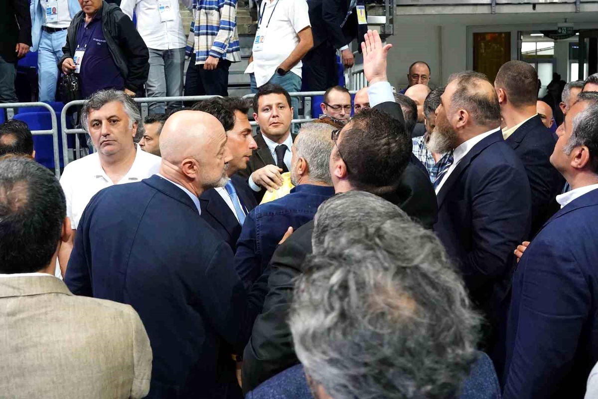 Fenerbahçe Olağan Mali Genel Kurul Toplantısı\'nda Gerginlik Yaşandı