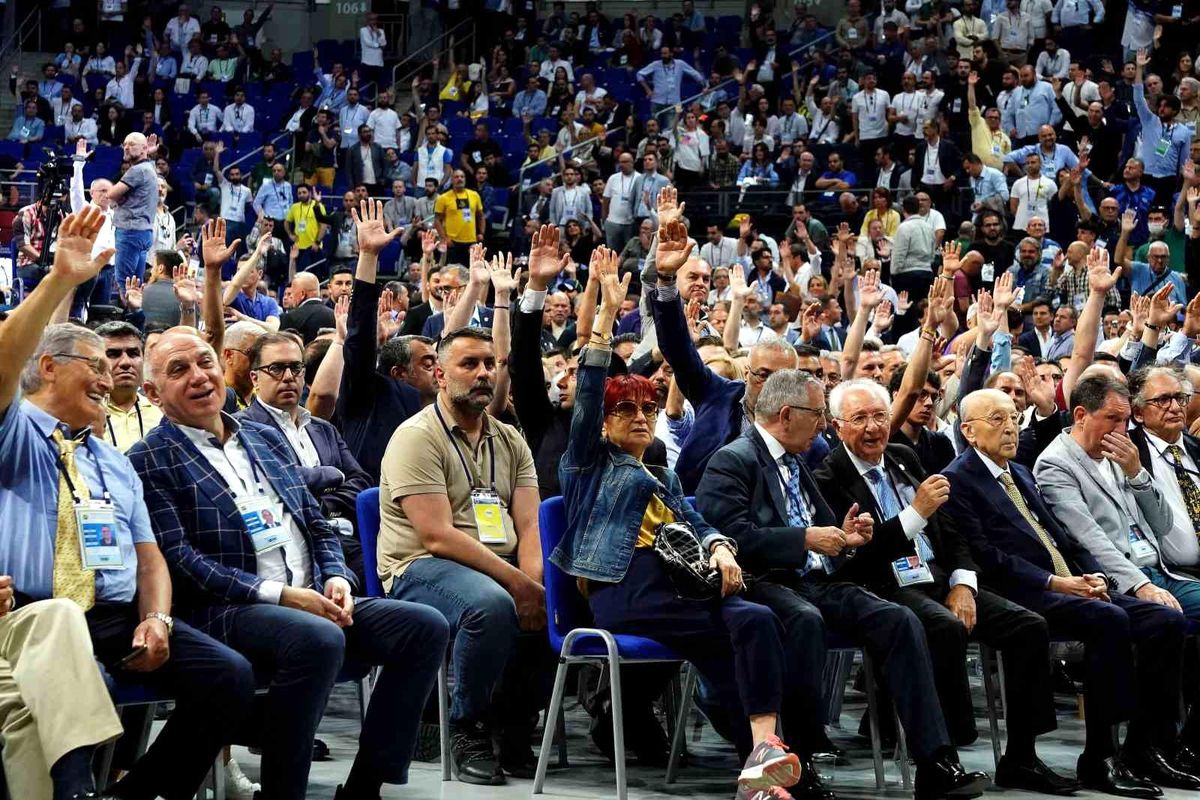 Fenerbahçe Başkanı Ali Koç ve yönetimi 2022 yılı faaliyetlerinden dolayı ibra edildi