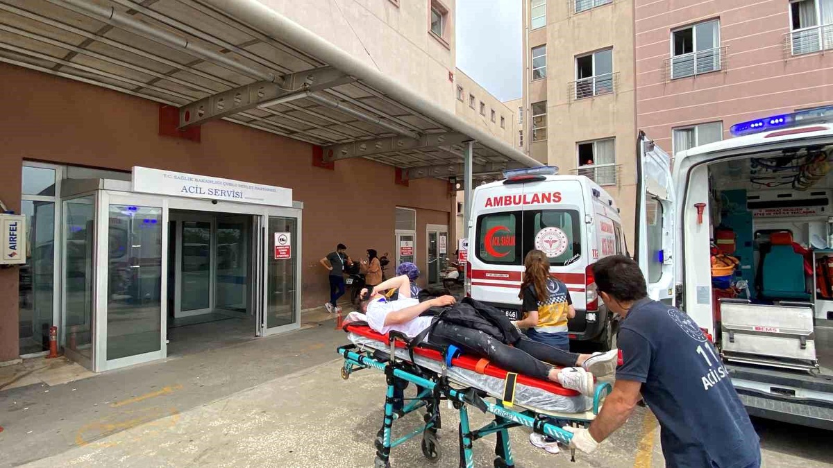 Çorlu\'da Geri Manevra Yapan Araç İki Öğrenciye Çarptı