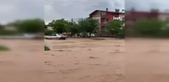 Gümüşhacıköy'de sağanak sokakları göle çevirdi