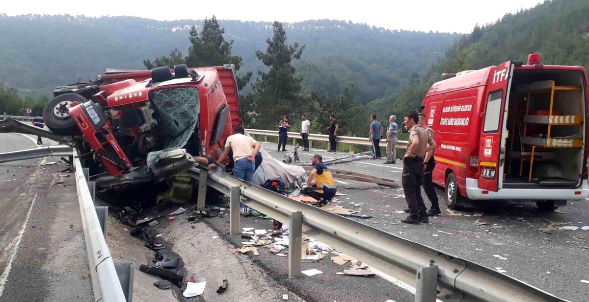 Balıkesir\'de Tır Devrildi: Sürücü Hayatını Kaybetti