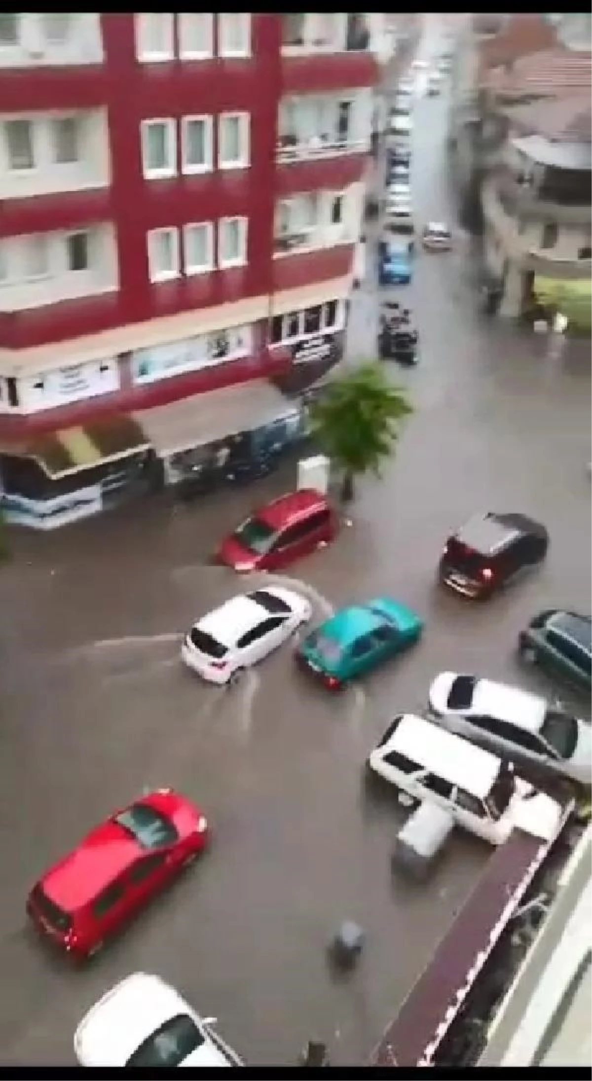 Bursa\'da Sağanak Yağış Yolları Göle Çevirdi