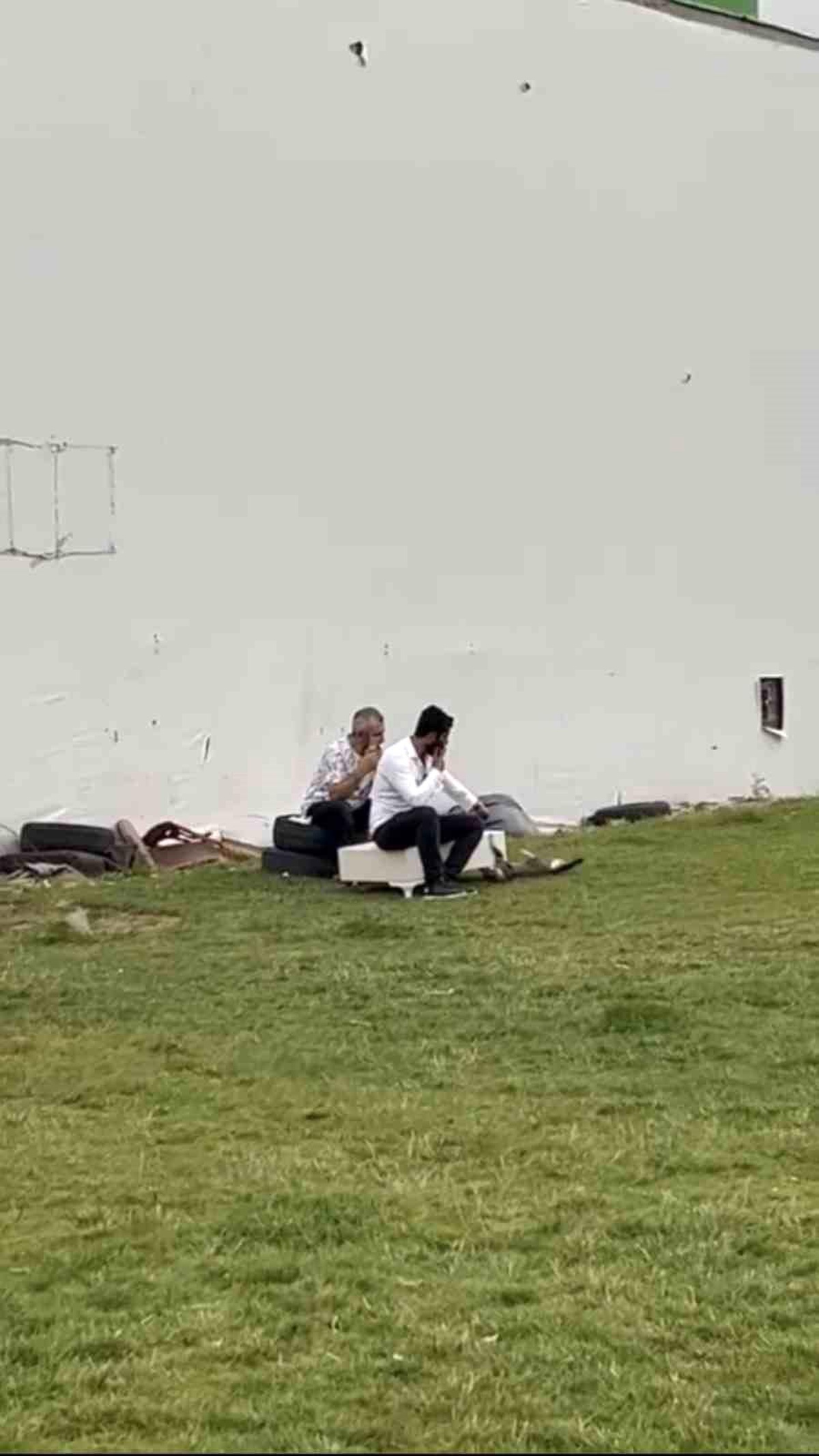 İki taksicinin müşterileri almamak için yaptıkları hareketler kameralara yansıdı