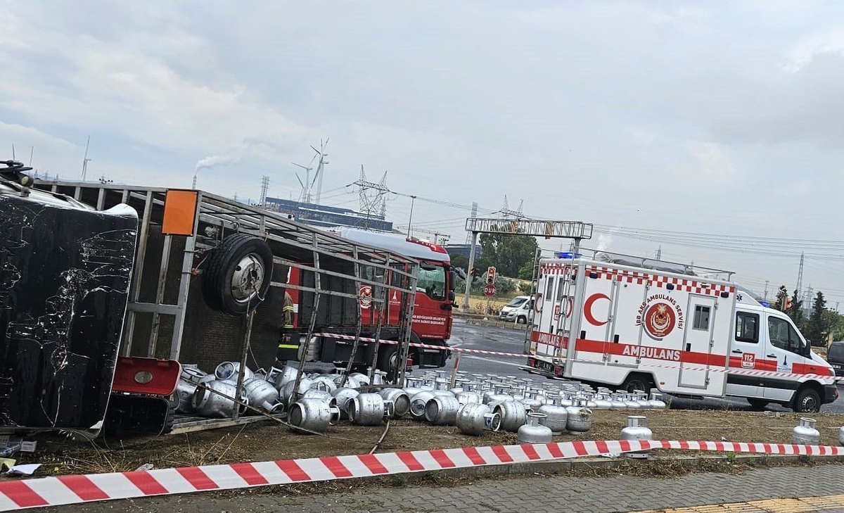 İzmir\'de tüp kamyonu ile tır çarpıştı: Onlarca dolu tüp yola savruldu