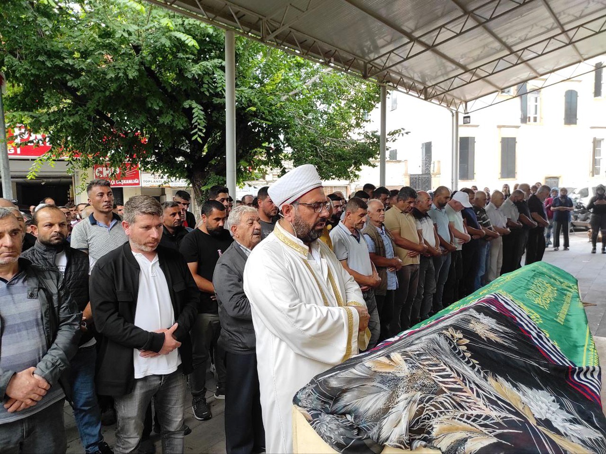 İzmir\'de kabloyla boğularak öldürülen genç kadın son yolculuğuna uğurlandı