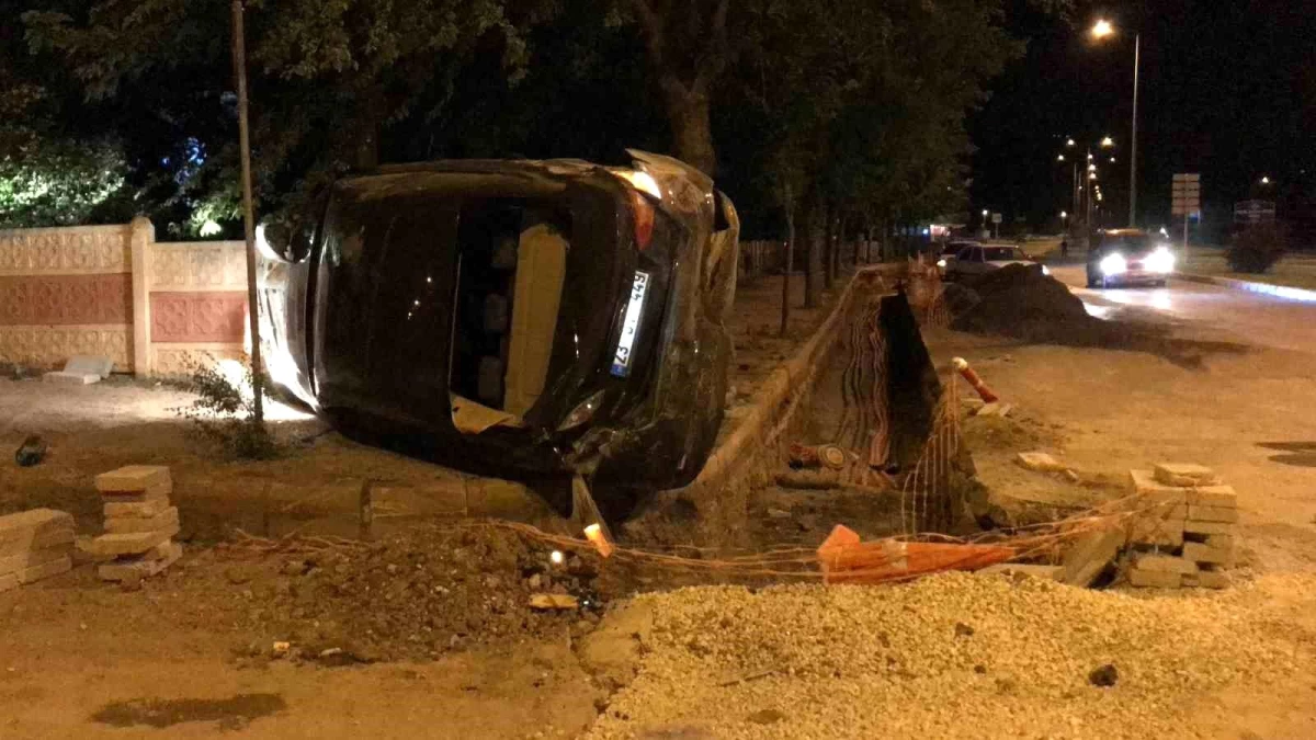 Elazığ\'da kum birikintisine ve ağaca çarpan otomobil yan yattı: 2 yaralı
