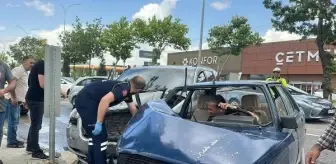 Kütahya'da kafa kafaya çarpışan otomobillerde 3 kişi yaralandı