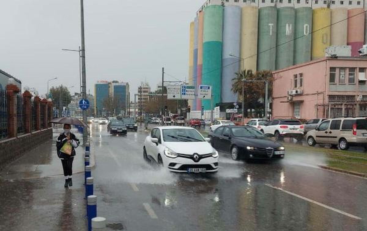 İzmir\'de yarın kuvvetli sağanak ve gök gürültülü hava bekleniyor