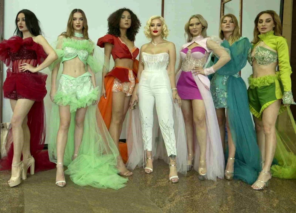 Moda Tasarımcısı Ayşegül Eraslan, Fashion Week Türkiye\'de renkli bir defile gerçekleştirdi