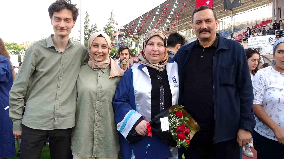 43 yaşındaki anne, çocukları yaşındaki öğrencilerle birlikte mezuniyet sevinci yaşadı