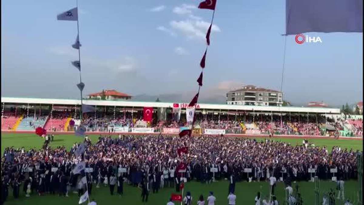 43 yaşında üniversiteden mezun olan ev hanımı çocuklarıyla mezuniyet sevinci yaşadı