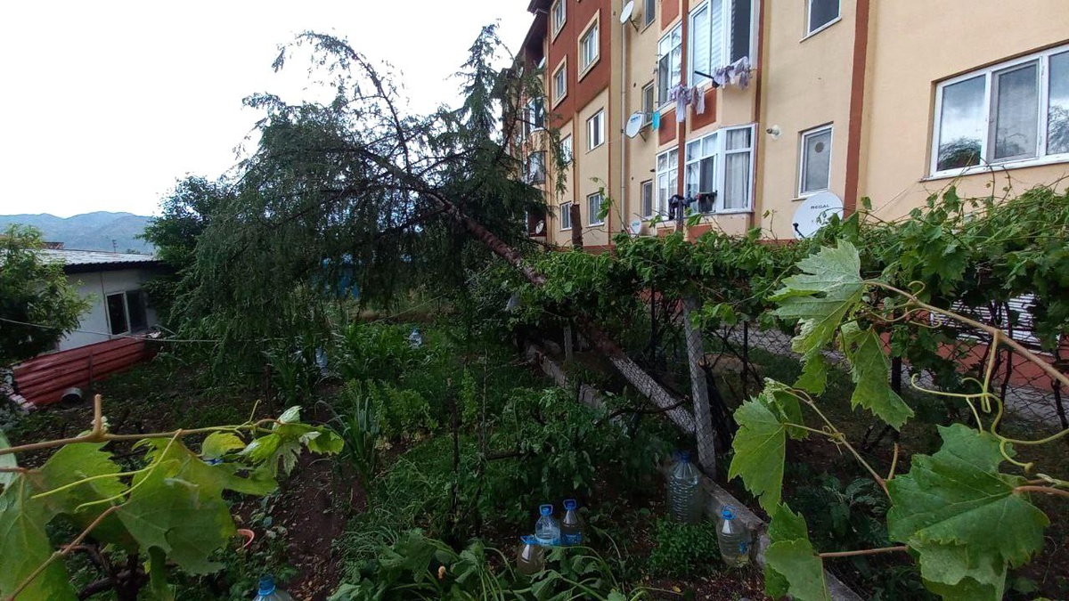 Çorum\'un Osmancık ilçesinde şiddetli fırtına ve sağanak hayatı felç etti