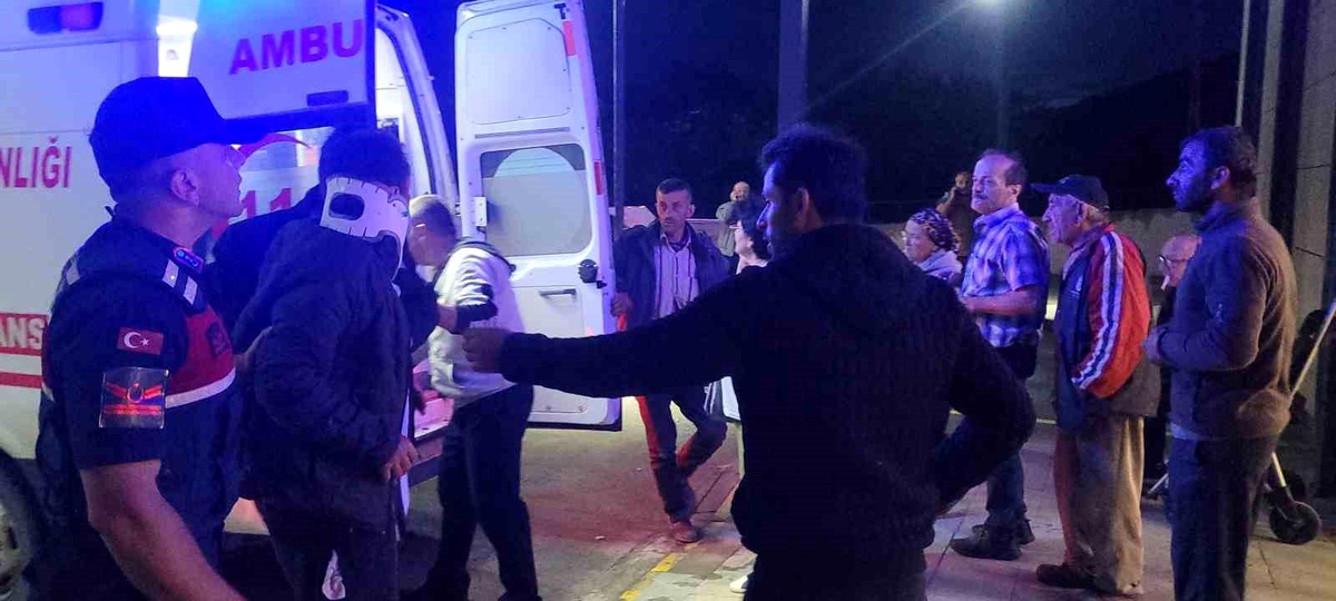 Kastamonu\'da Otomobil Uçuruma Yuvarlandı: 4 Yaralı