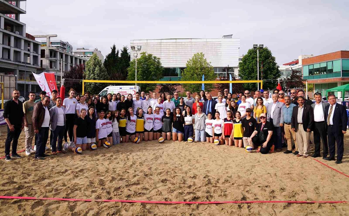 Tepebaşı Belediyesi ve TVF iş birliğiyle plaj voleybolu festivali başladı