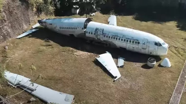 Rastgele bir tarlada bulunan Boeing 737 uçağın nasıl oraya geldiğini kimse bilmiyor