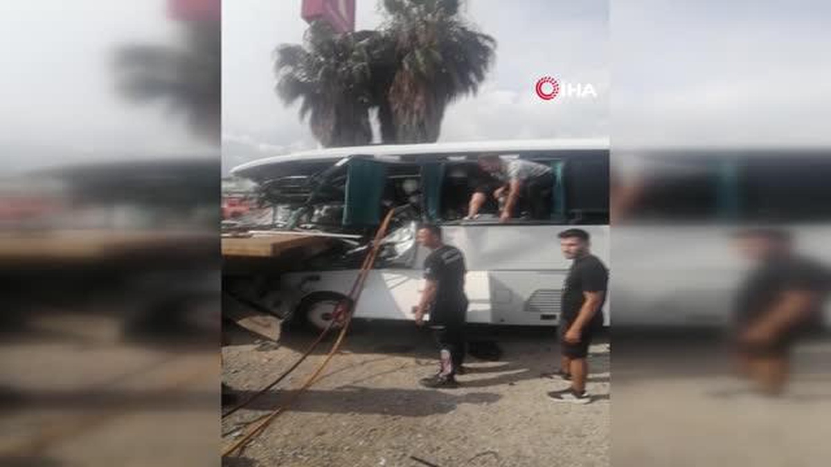 Rusları taşıyan tur midibüsü tıra çarptı: 1 ölü, 5 yaralı