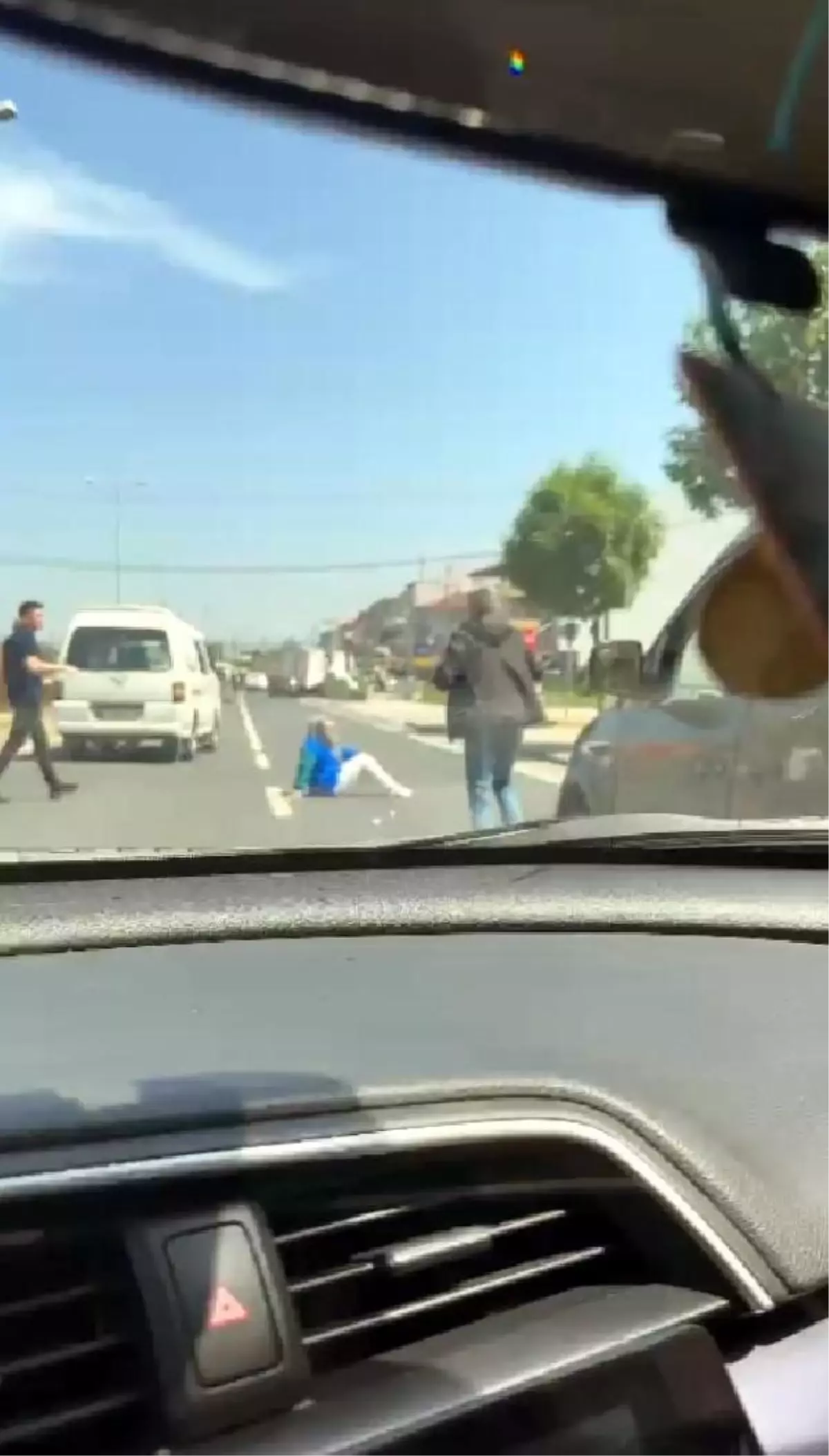 Düzce'de KADES uygulamasıyla yardım isteyen kadın, trafikte kendini yola attı