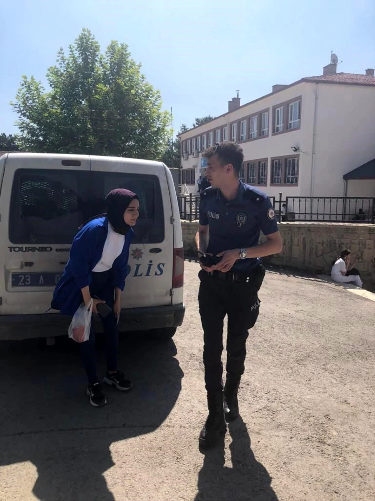 Elazığ\'da YKS sınavına geç kalanlar polis ekipleri tarafından sınava yetiştirildi